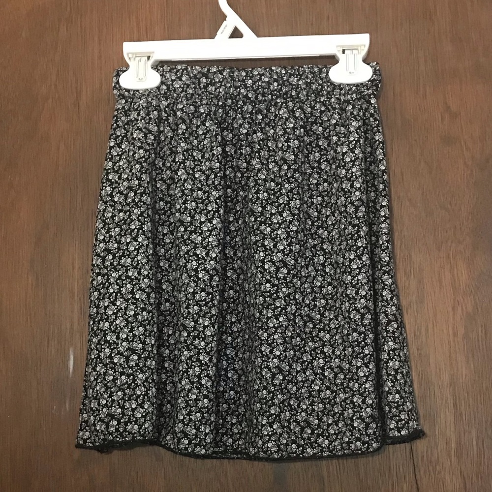Miss daisy small black floral skirt